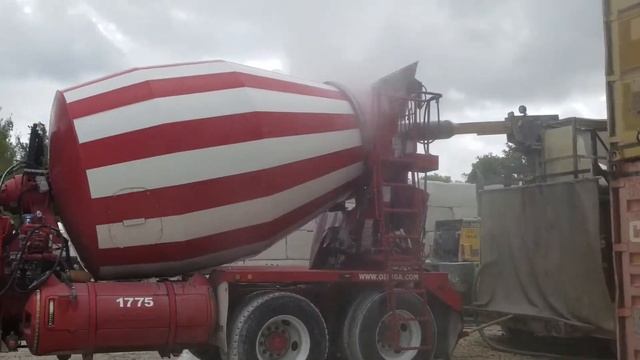 Chipping and hydroblasting mixer trucks