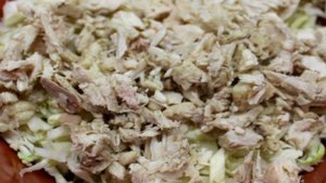 Салат из капусты с курятиной и брынзой