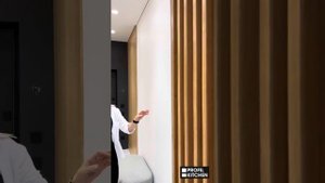 Прихожая с зеркалами и шпонированными панелями и рейками с подсветкой