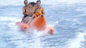 Вика покаталась на банане. Отдых на море, банан, море, отдых, Видео для детей. Детский канал.