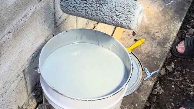 Красим стены и фасад своими руками | Краска для фасада и стен | Резиновая краска для бетона | смотреть онлайн