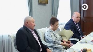 Губернатор Олег Мельниченко вручил семье из Неверкинского района медали за помощь в СВО