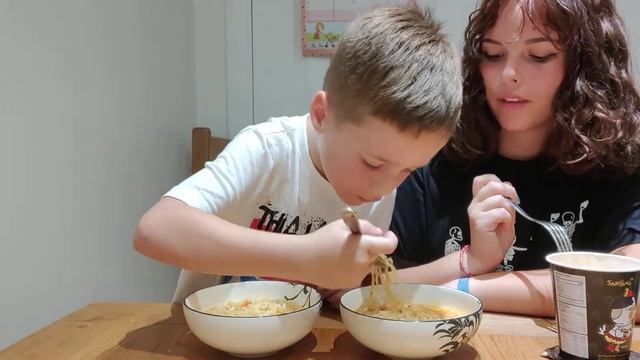 AJ & Talia - Spicy Korean Noodle Ramen Challenge!! Aaaargh, the BURN!!! смотреть онлайн