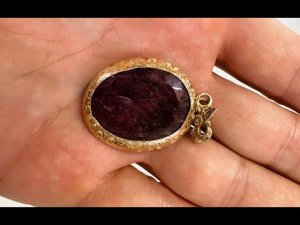 Узнал сколько стоят золотые ювелирные изделия в антикварном магазине.