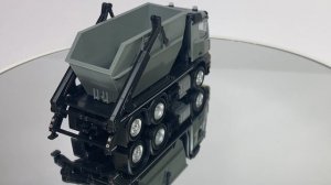 Модель Mercedes Arocs M со скиповым погрузчиком и контейнером