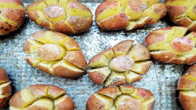 Запеченный картофель с соусом
