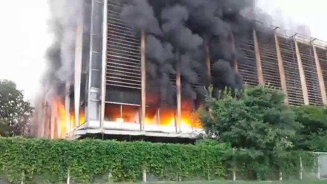 Incendio al Palazzo del Lavoro a Torino смотреть онлайн