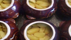 Картофель с грибами и курицей в горшочке