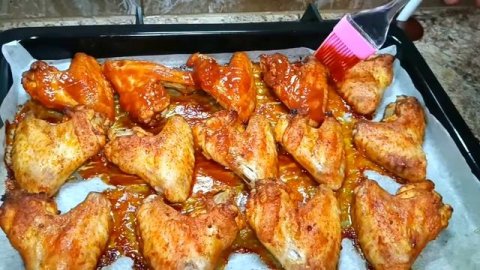 Сочные и ароматные крылышки в духовке.