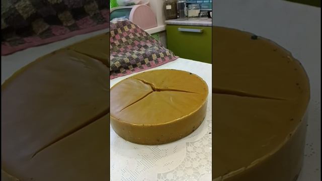 Муж испек Пирог .Сдаст его на вощину.
Перетопил старые соты.