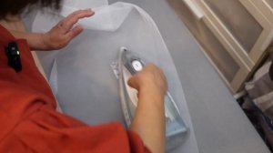 Как обработать низ рукава отворотом с разрезом. Простой и интересный способ.