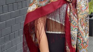 Платок из уплотненной шерстяной ткани с шелковой бахромой "Шамаханская царица", вид 6, 148х148 см