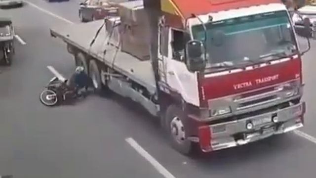 Второй день рождения для мотоциклиста. Шлем бы здесь точно не помог, а вот реакция спасла. смотреть онлайн