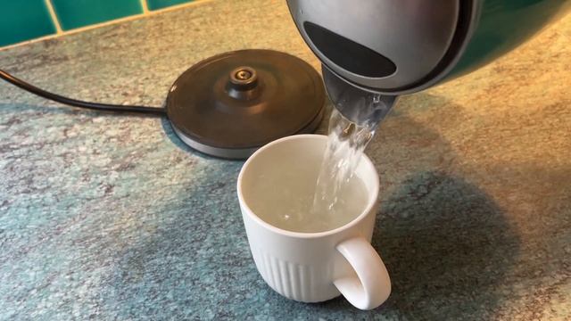 Звук наливания чая (кипятка в чашку) смотреть онлайн