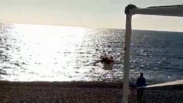 Сочи,февраль2023.Совсем не жарко сегодня у моря...Но...всё равно гуляем!Ждём тепла,солнышка!🌞 смотреть онлайн