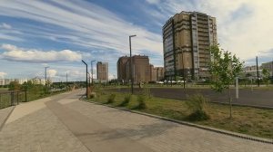 Набережная под перистыми облаками. Город Ухта / Канал Ухта