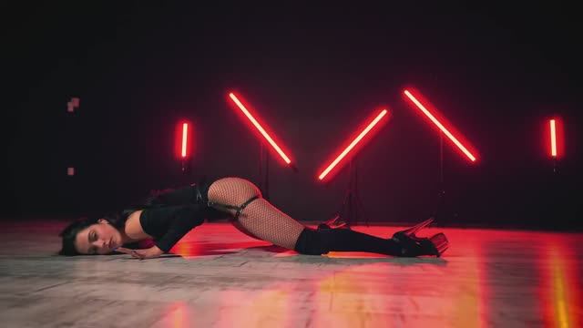 Света — Что мне делать (RMX 2k25) смотреть онлайн