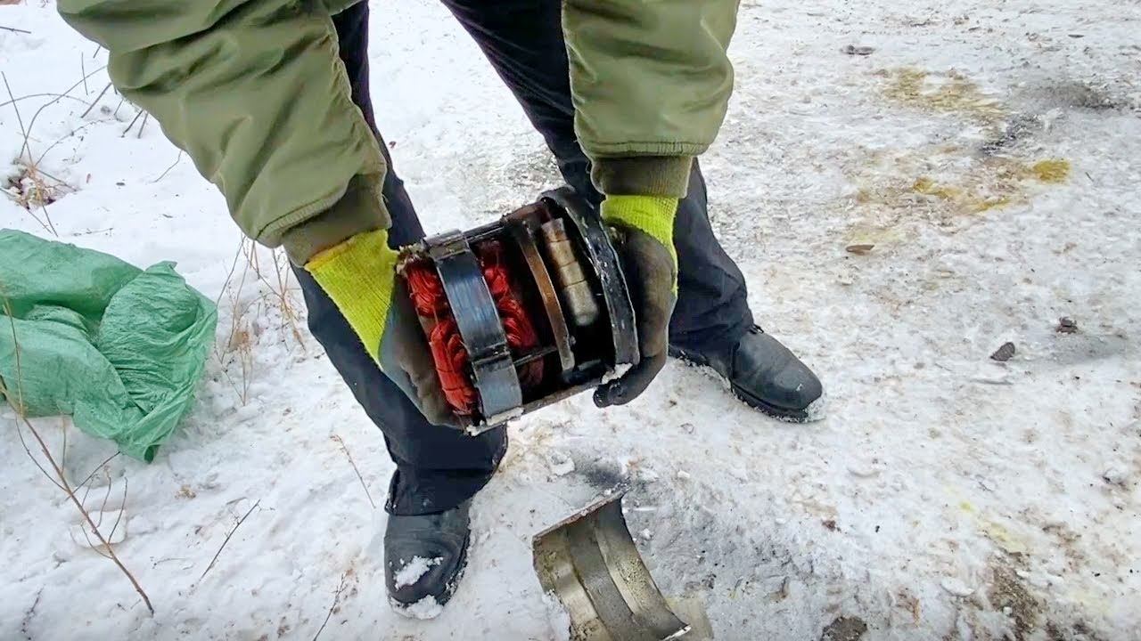 Всегда хотел поглядеть, чего внутри у компрессора от старого советского холодильника. Добываем медь. смотреть онлайн