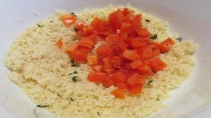 Салат - гарнир из кус-куса с жареными грибами и оливками