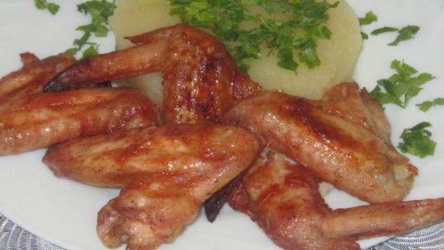 Запеченные куринные крылышки аппетитные