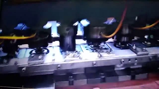 Производство аэрозолей -1. 8-позиционный пресс куполов