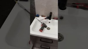 Работаем по тихоньку, установка сантехники, показываю косяки при монтаже труб ( не мои).