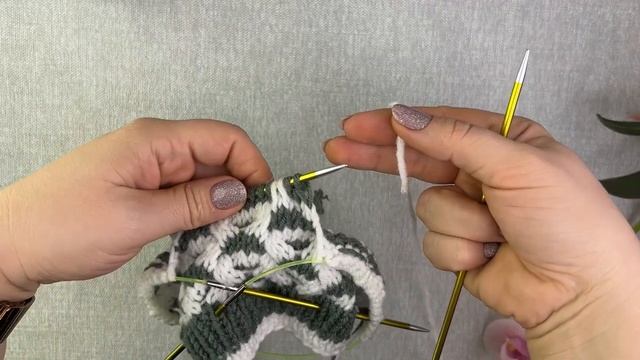 ОЧЕНЬ ПРОСТЫЕ И КРАСИВЫЕ СЛЕДКИ-НОСОЧКИ НА ДВУХ СПИЦАХ. ДОМАШНИЕ СЛЕДКИ ЗА ОДИН ВЕЧЕР.