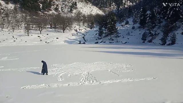 Art on snow , Frozen dam #art #snow #ice #kashmir #artwork #artist смотреть онлайн