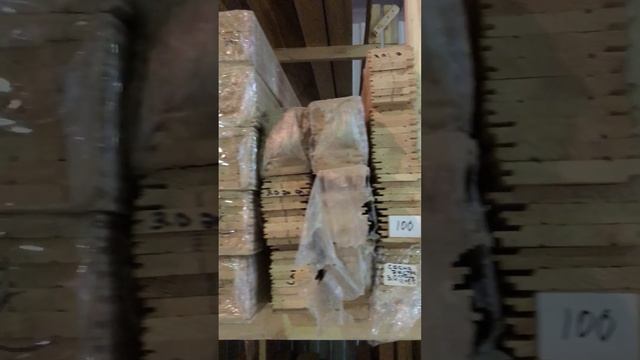 Демонстрация хранения материалов: вагонка и доска лиственница 1,5-3 м