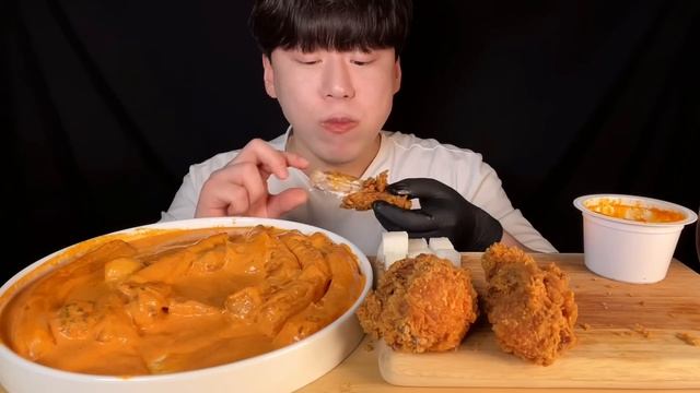 SUB) 배떡 분모자 로제 떡볶이 & BHC 핫 후라이드 치킨 먹방 ASMR 매콤하고 크리미한 조합😋 오랜만에 로제떡볶이 먹으니까 행복했어요😊매콤한 핫 후라이드치킨과 조합이 굿 смотреть онлайн
