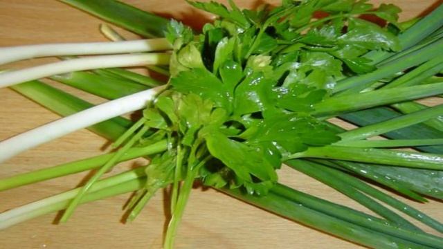 Салат  оливье с чесноком и орехами