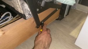 Откручивание гайки с помощью плоскогубц и уткноносов из набора инструментов Deli DL103201-3