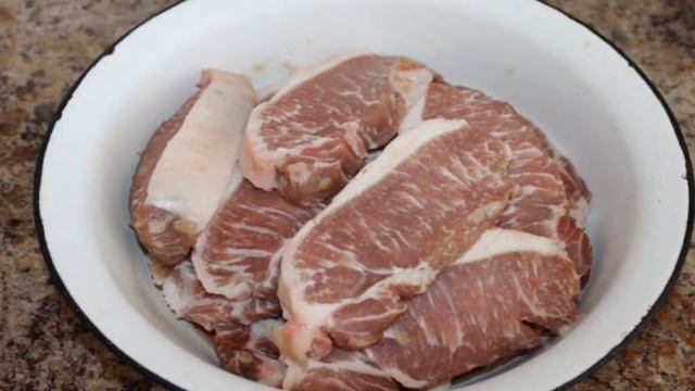 Отбивные в духовке с грибами и помидорами