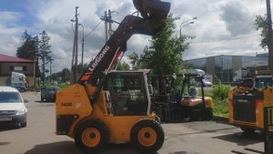 Мини-погрузчик LiuGong 385B с челюстным ковшом