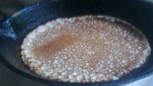 Ржаные блинчики с соусом из зелёного лука, кинзы, сметаны и красной икры