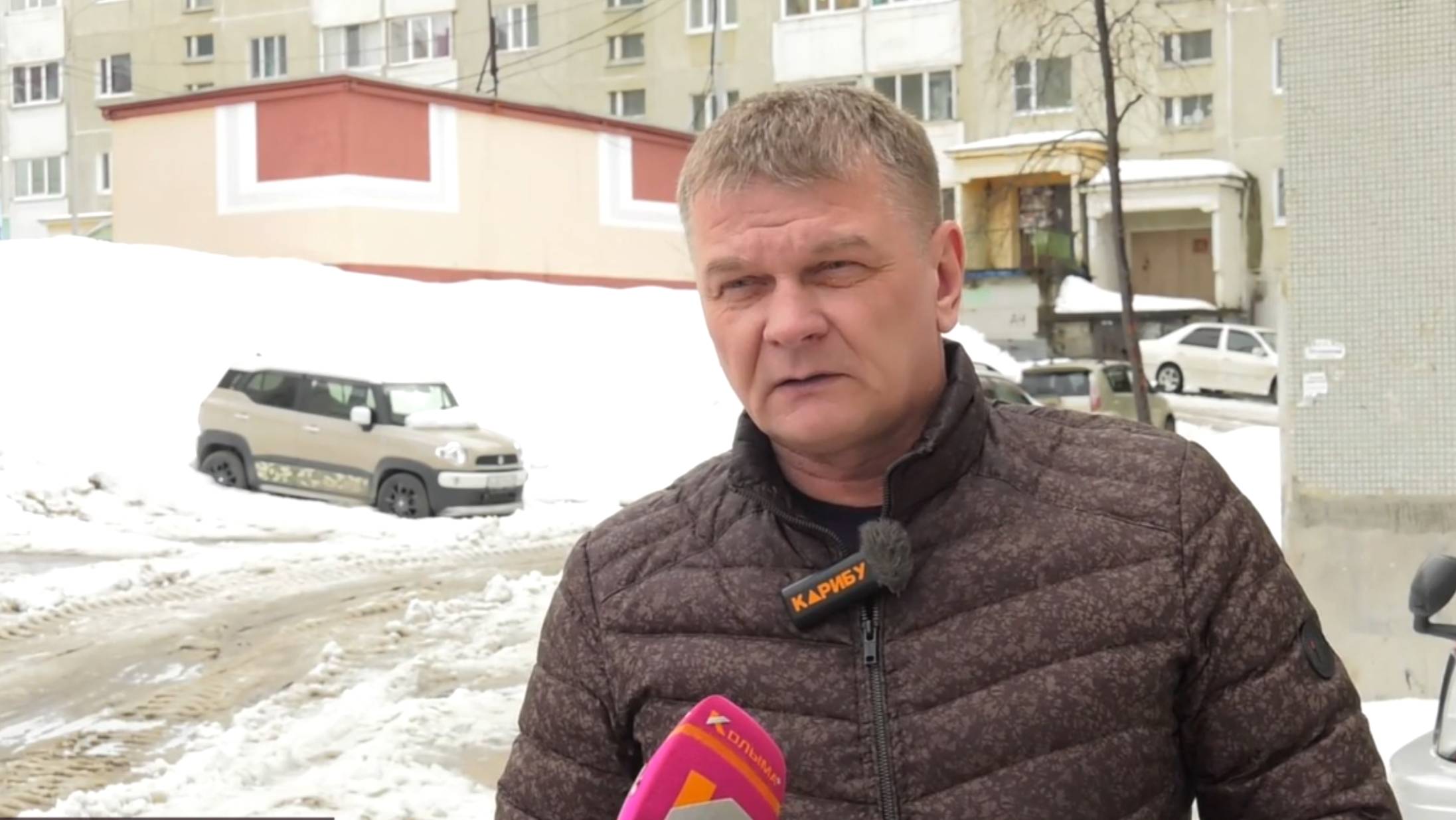 В Магадане на Флотской, 22 по просьбе жителей расчистили проезд от снега