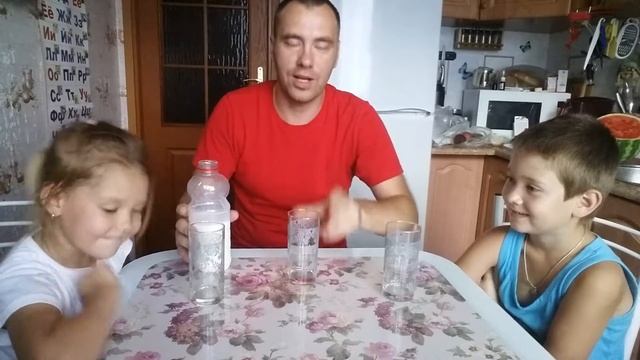 УГАДАЙ ВКУС еда по цвету челлендж Волшебные трубочки для молока. Пробуем разные цвета Цветная еда смотреть онлайн