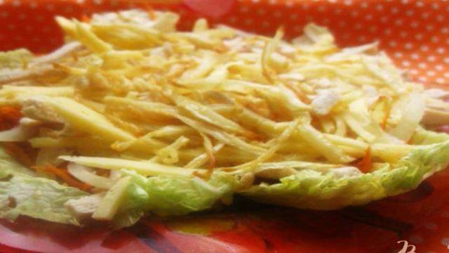 Салат с сельдереем и курицей в имбирном соусе