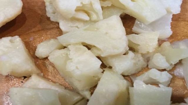 Салат из цветной капусты, кукрузы и огурцов