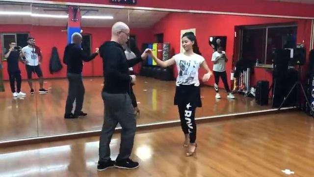 Salsa Cubana figura livello intermedio ( Asciugamano Complicato ) смотреть онлайн