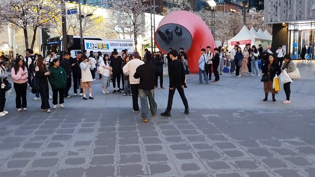 [STREET ARTIST] ONE OF. INTERACTIVE SINCHON BUSKING. 240404. смотреть онлайн