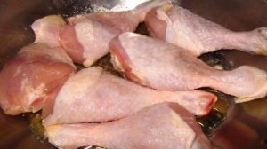 Куриные голени с грибами и помидорами