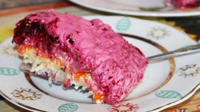 Салат  сельдь под шубой  с куриными яйцами