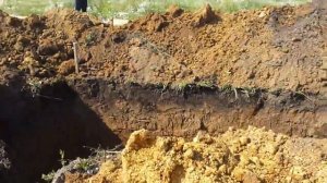 работа jcb 4cx SM трактор джи си бb копаем выгребную яму