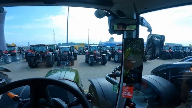 Первая самостоятельная загрузка тракторов. смотреть онлайн