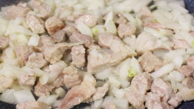 Пшеничная каша с мясом, овощами и чесноком
