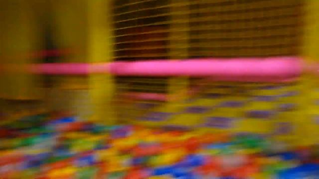 В парк детских аттракционов нужно ходить с папой!) Ведь папы - большие дети!) смотреть онлайн