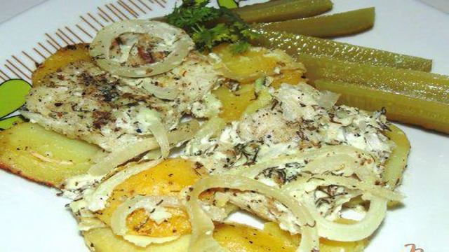 Хек запеченный в сметане с картофелем