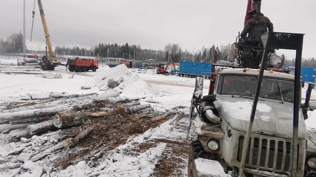 Урал лесовоз. Оператор фишки ловко играется с брёвнами! смотреть онлайн