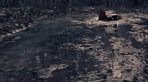 Грязные брызги из под колёс Джипа Yikong 1/8 RC